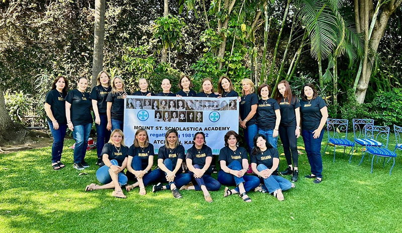 Twenty-eight women alumnae from the classes of 1980 and 1981 posing for a picture outside